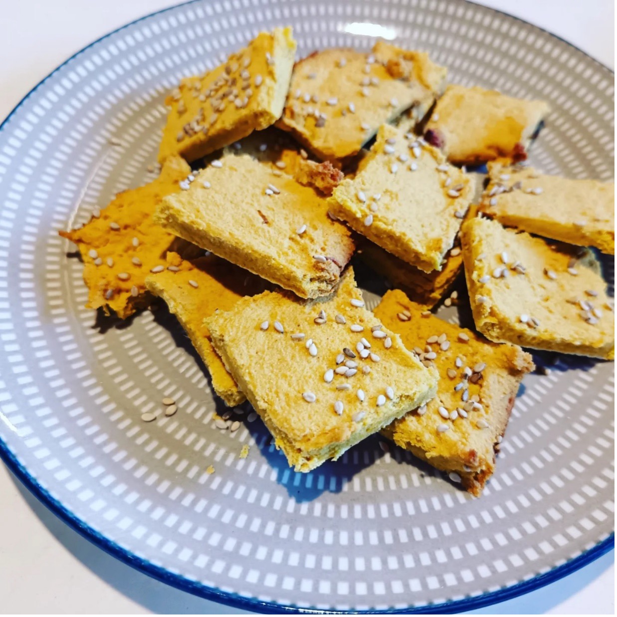 CRACKERS DI FARINA DI CECI E CURCUMA